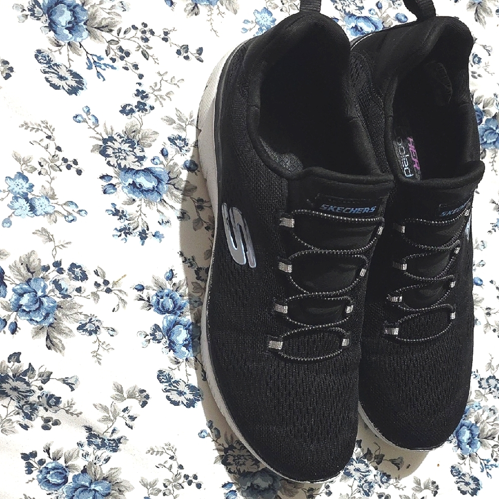 Skechers Black Sneakers with Sleek Design and Padded Collar